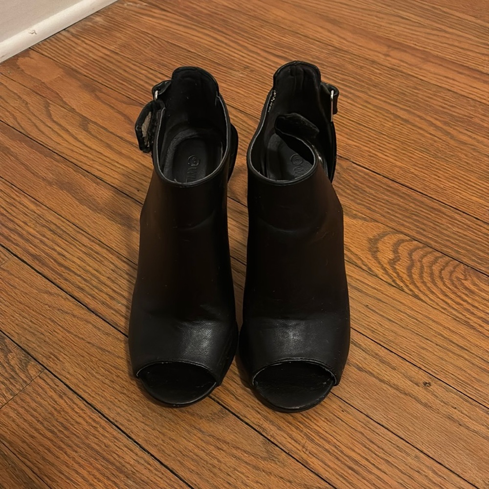 Black ankle heels. Brand Wild Diva